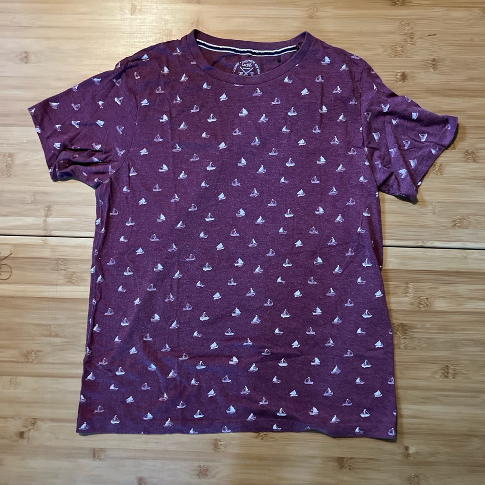 Men's Maroon Short-Sleeve Crewneck Tee with Sailboat Print